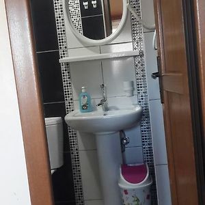 Großes Zimmer mit Kingsize-Bett